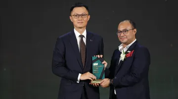 Liu Yan dan Anggawira dengan piala Green Car of The Year - WULING