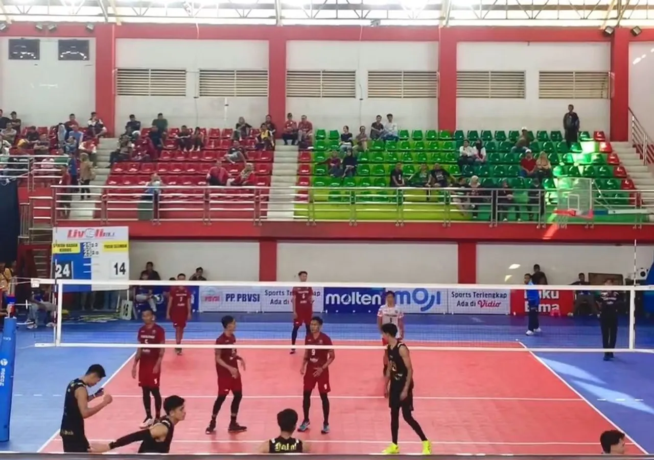 Suasana pertandingan Sukun Badak vs Yuso Sleman di 8 Besar Livoli Divisi 1 Putra yang berlangsung di GOR Bung Karno, Grobogan, Purwodadi, Jawa Tengah, Jumat (18/10/2024) siang. Sumber: IG sukunbadakvolleyball