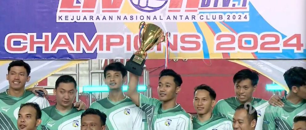 Berlian Bank Jateng mengangkat trofi juara Livoli Divisi 1 2024 usai sesi seremonial penyerahan hadiah uang, di GOR Grobogan, Purwodadi, Jawa Tengah, 20 Oktober 2024 (tangkapan layar Vidio)