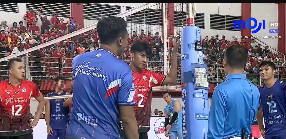 Suasana pertandingan final Livoli Divisi 1 2024 sektor putra yang mempertemukan Berlian Bank Jateng vs Sukun Badak Kudus berlangsung di GOR Bung Karno, Grobogan, Purwodadi, Jawa Tengah, Minggu (20/10/2024) malam.