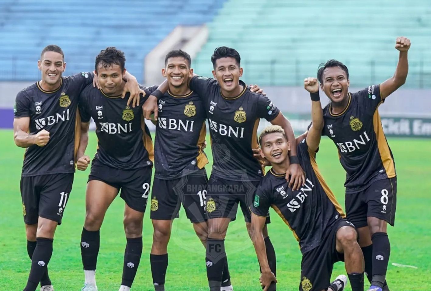 Para pemain Bhayangkara merayakan kemenangan atas Persijap Jepara dalam pertandingan di Stadion Moch Soebroto, Magelang, Senin (21/10/2024) sore WIB.