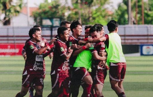 Para pemain Persipa Pati merayakan gol ke gawang Persikas Serang di Stadion Joyokusumo, Pati, Senin (21/10/2024) sore WIB.