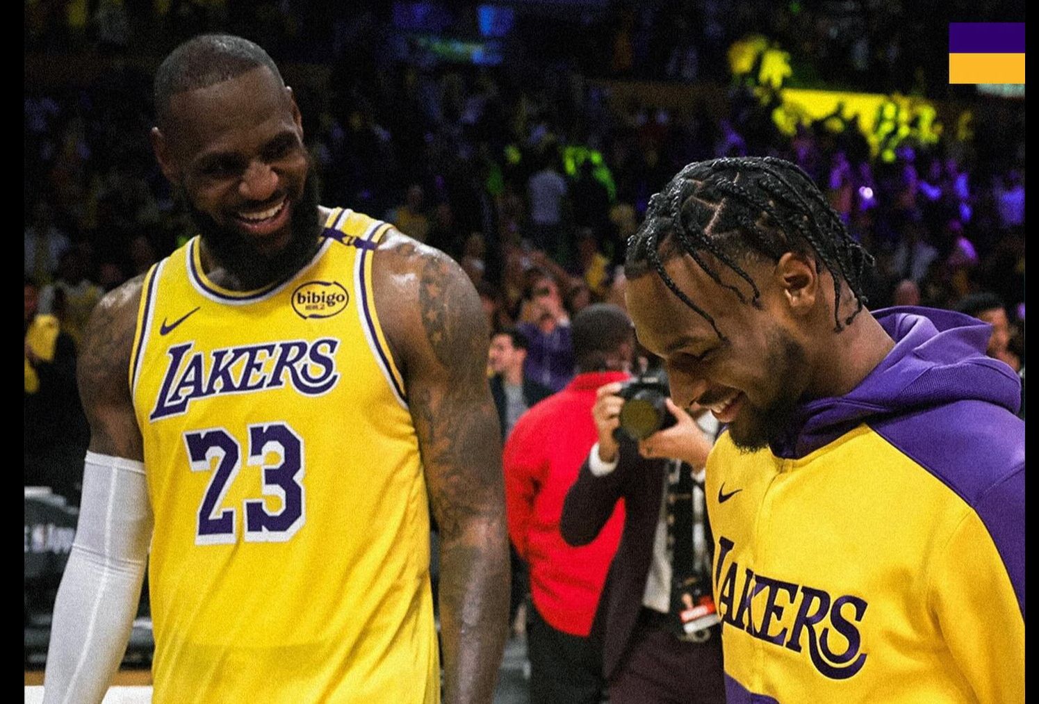 LeBron James dan sang anak, Bronny James bermain bersama pada laga perdana LA Lakers vs Minnesota Timberwolves di Crypto Arena, Los Angeles, Selasa (22/10/2024). Sumber: LA Lakers