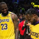 LeBron dan Bronny James - LeBron James dan sang anak, Bronny James bermain bersama pada laga perdana LA Lakers vs Minnesota Timberwolves di Crypto Arena, Los Angeles, Selasa (22/10/2024). Sumber: LA Lakers