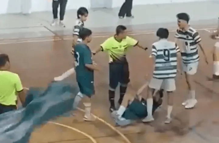 Viral Video Pemain Futsal Kampus Indonesia Injak Kepala Lawan