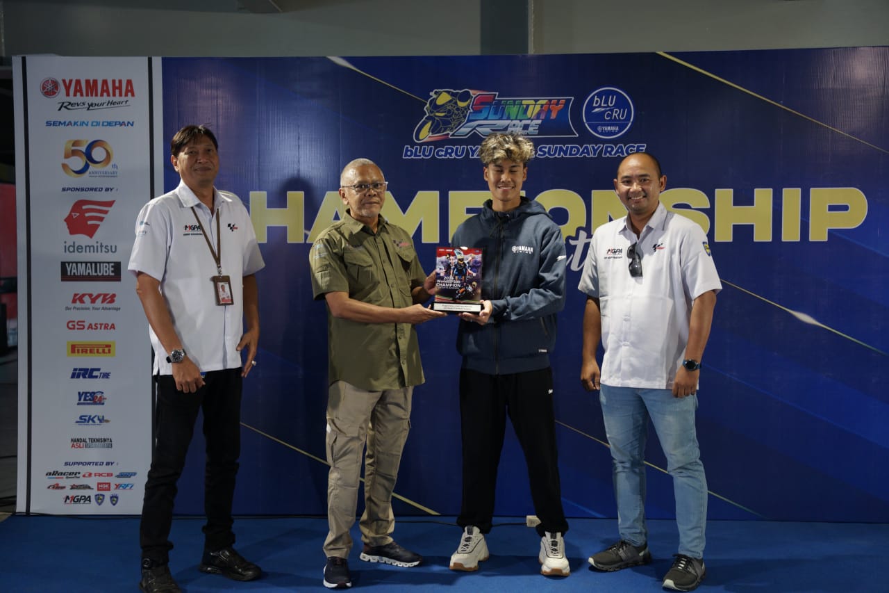 Pembalap Indonesia yang belum lama ini menorehkan sejarah dengan jadi juara dunia WorldSSP300 2024, Aldi Satya Mahendra mendapatkan penghargaan dari Mandalika Grand Prix Association (MGPA) selaku pengelola Sirkuit Mandalika (MGPA)