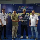 Aldi Satya Mahendra - Pembalap Indonesia yang belum lama ini menorehkan sejarah dengan jadi juara dunia WorldSSP300 2024, Aldi Satya Mahendra mendapatkan penghargaan dari Mandalika Grand Prix Association (MGPA) selaku pengelola Sirkuit Mandalika (MGPA)