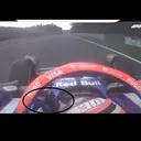 Liam Lawson - Liam Lawson mengacungkan jari tengah ke Sergio Perez saat F1 GP Meksiko di Autódromo Hermanos Rodríguez, 27 Oktober 2024 (Tangkapan Layar F1 TV)