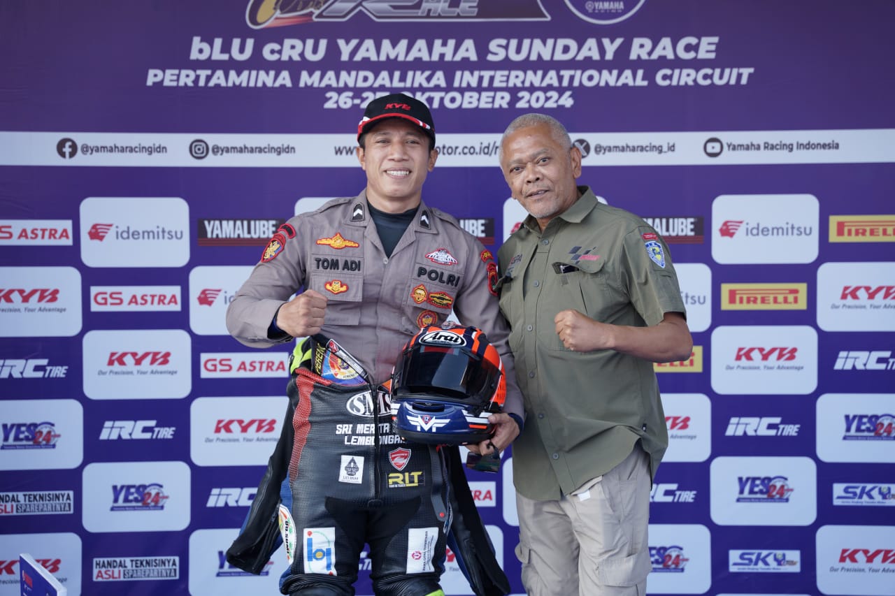 Briptu Putu Andika Putra dan Direkrur MGPA Priandhi Satria di sela-sela gelaran Yamaha Sunday Race di Sirkuit Mandalika, 27 Oktober 2024 (Foto: MGPA)