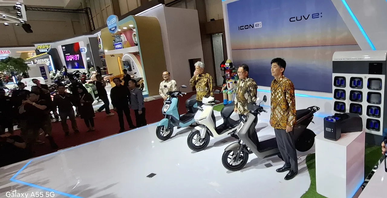 Honda ICON e: dan CUV e Jadi Bintang Pameran Booth AHM di IMOS 2024