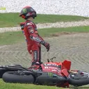 Screenshot_20241102_142712_X.jpg - Francesco Bagnaia mengalami crash saat sprint race MotoGP Malaysia di Sirkuit Sepang, 2 November 2024. Foto: tangkapan layar @motogp