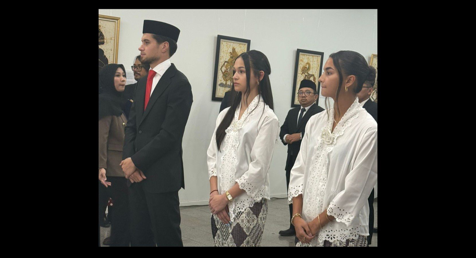 Kevin Diks, Noa Leatomu, dan Estella Loupatty resmi menjadi WNI usai menjalani proses pengambilan sumpah yang dilaksanakan di KBRI Kopenhagen, Denmark, Jumat (8/11/2024). Foto: PSSI