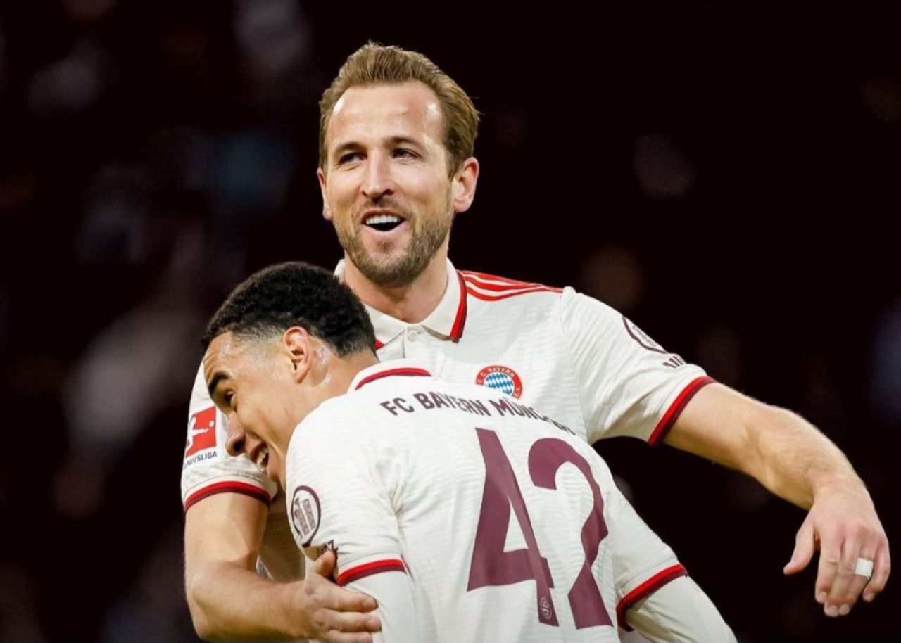 Harry Kane dan Jamal Musiala saat pertandingan St Pauli vs Bayern Munchen berlangsung di Stadion Millerntor, Hamburg, Sabtu (9/11/2024). Foto: @bayern