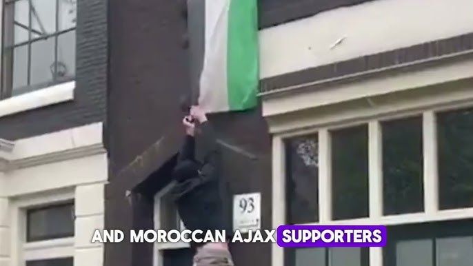 Fans Maccabi Tel Aviv Robek Bendera Palestina di Amsterdam (Foto: Tangkap Layar YouTube)