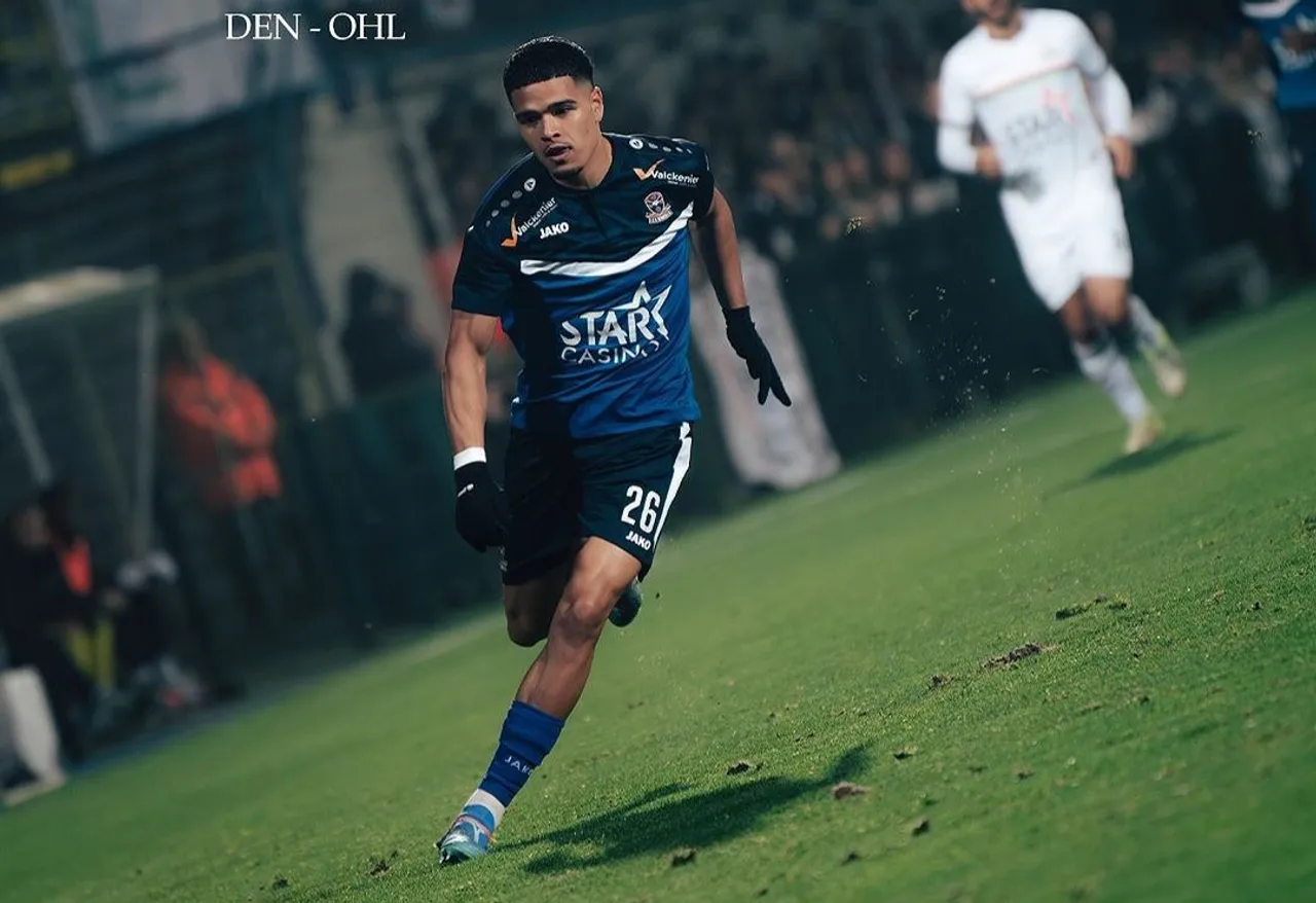 Ragnar Oratmangoen saat pertandingan FC Dender vs OH Leuven berlangsung di Stadion Florent Beeckmans, Denderleeuw, Sabtu (9/11/2024). Foto: @fcdender