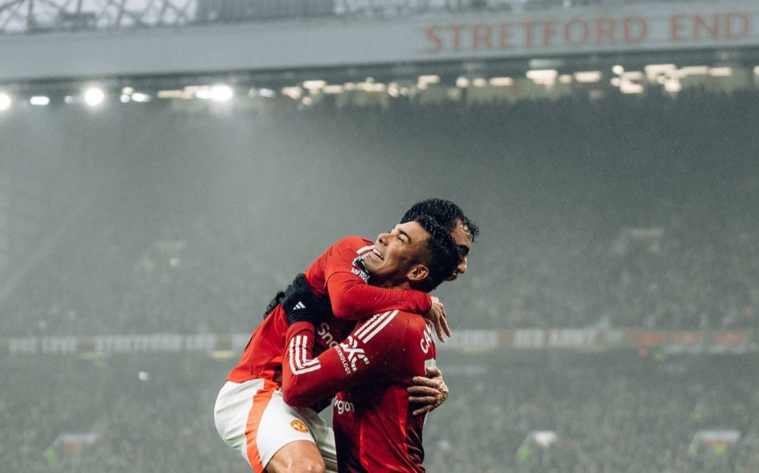 Bruno Fernandes dan Casemiro bersuka cita usai memenangi pertandingan Manchester United vs Leicester City berlangsung di Stadion Old Trafford pada Minggu (10/11/2024). Foto: @manchesterunited