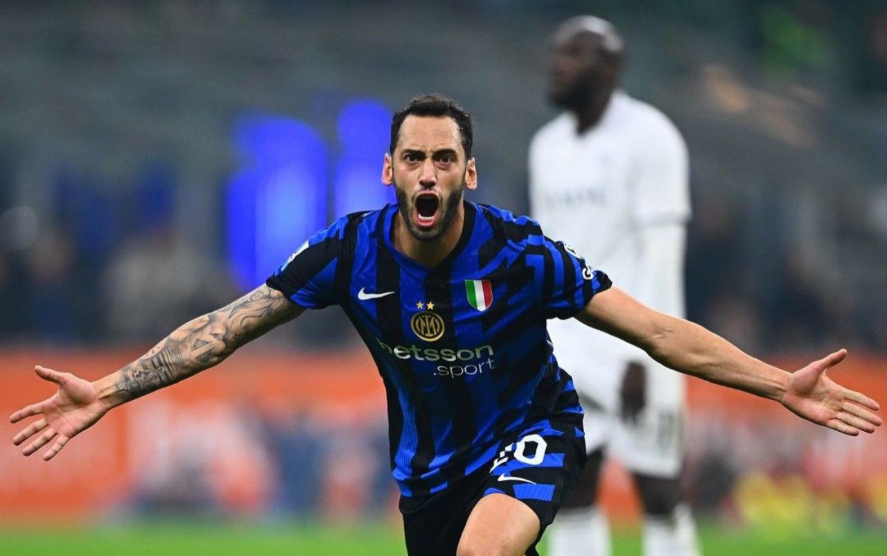 Hakan Calhanoglu gagal mengeksekusi penalti saat Inter vs Napoli yang berlangsung di Stadion Giuseppe Meazza, San Siro, Milan, Minggu (10/11/2024). Foto: @inter