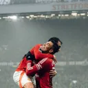 Man United vs Leicester - Bruno Fernandes dan Casemiro bersuka cita usai memenangi pertandingan Manchester United vs Leicester City berlangsung di Stadion Old Trafford pada Minggu (10/11/2024). Foto: @manchesterunited