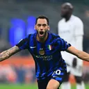 Hakan Calhanoglu - Hakan Calhanoglu gagal mengeksekusi penalti saat Inter vs Napoli yang berlangsung di Stadion Giuseppe Meazza, San Siro, Milan, Minggu (10/11/2024). Foto: @inter