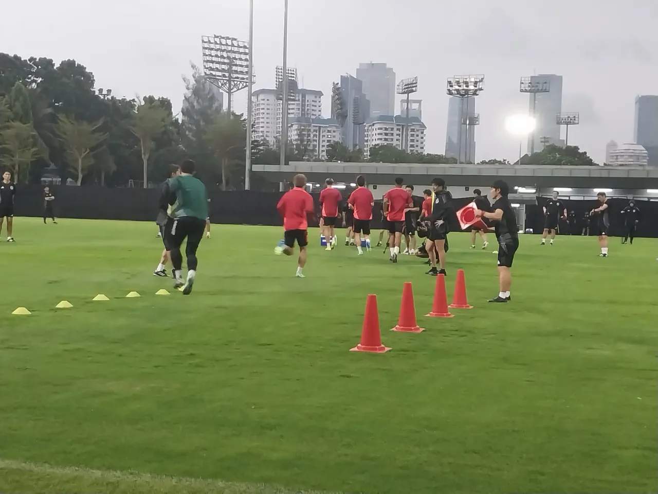 Para pemain Timnas Jepang gelar latihan pada Senin (11/11/2024) sore WIB/foto: SportCorner/M. Nurhendra Saputra.