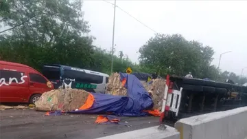 Kecelakaan tabrakan beruntun di Tol Cipularang KM 92 pada Senin (11/11/2024) sore WIB/foto: X/satria_gigin