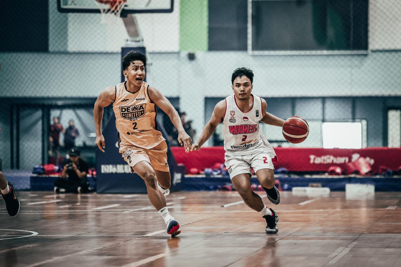 Timnas basket Indonesia berujicoba dengan Dewa United dalam persiapan sebelum melakoni Kualifikasi FIBA Asia Cup 2025 pada November 2024 (Ariya Kurniawan/Perbasi)