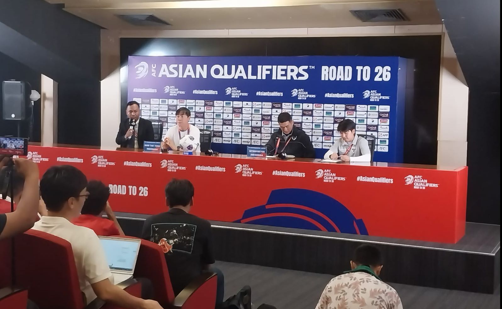 Konferensi Pers Shin Tae-yong usai laga Indonesia vs Jepang/foto: M. Nurhendra Saputra/SportCorner.id