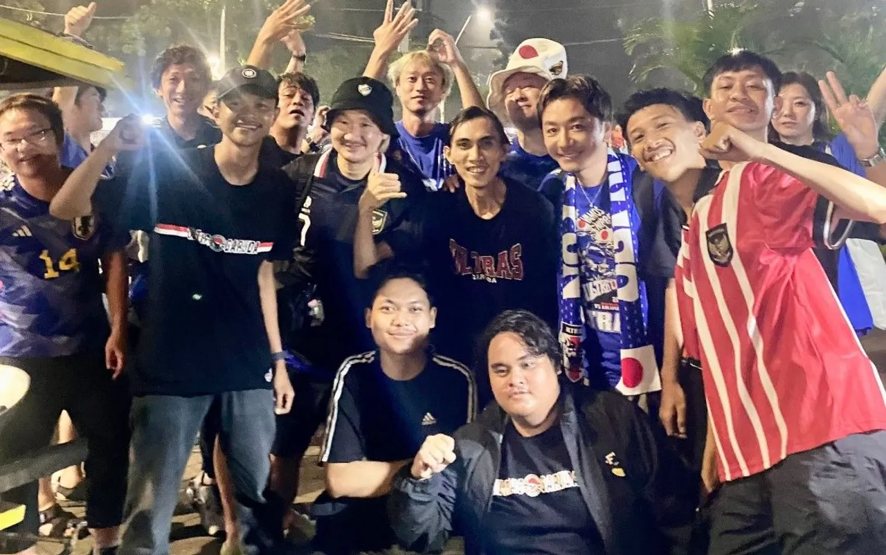 Pengalaman Suporter Jepang, Diajak Foto & Makan Nasi Goreng Bareng Ultras Garuda