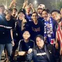 suporter jepang dan ultras garuda.jpg - Suporter Jepang makan nasi goreng bareng kelompok suporter Ultras Garuda/foto: X/Cota12.