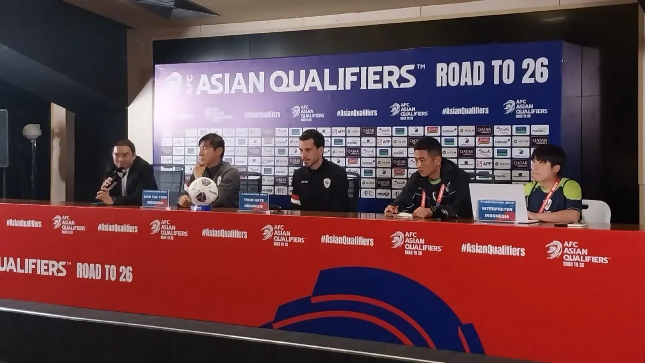 Shin Tae-yong dan Thom Haye saat konferensi pers jelang Indonesia vs Arab Saudi/SportCorner/Muhammad Nurhendra Saputra.