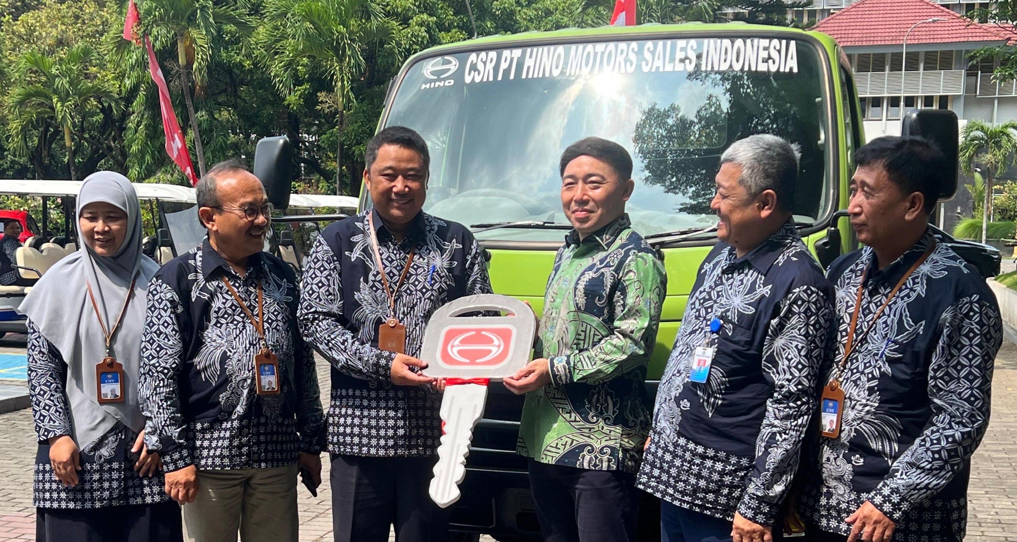 Serah terima Truk Hino 300 kepada UNY - HMSI