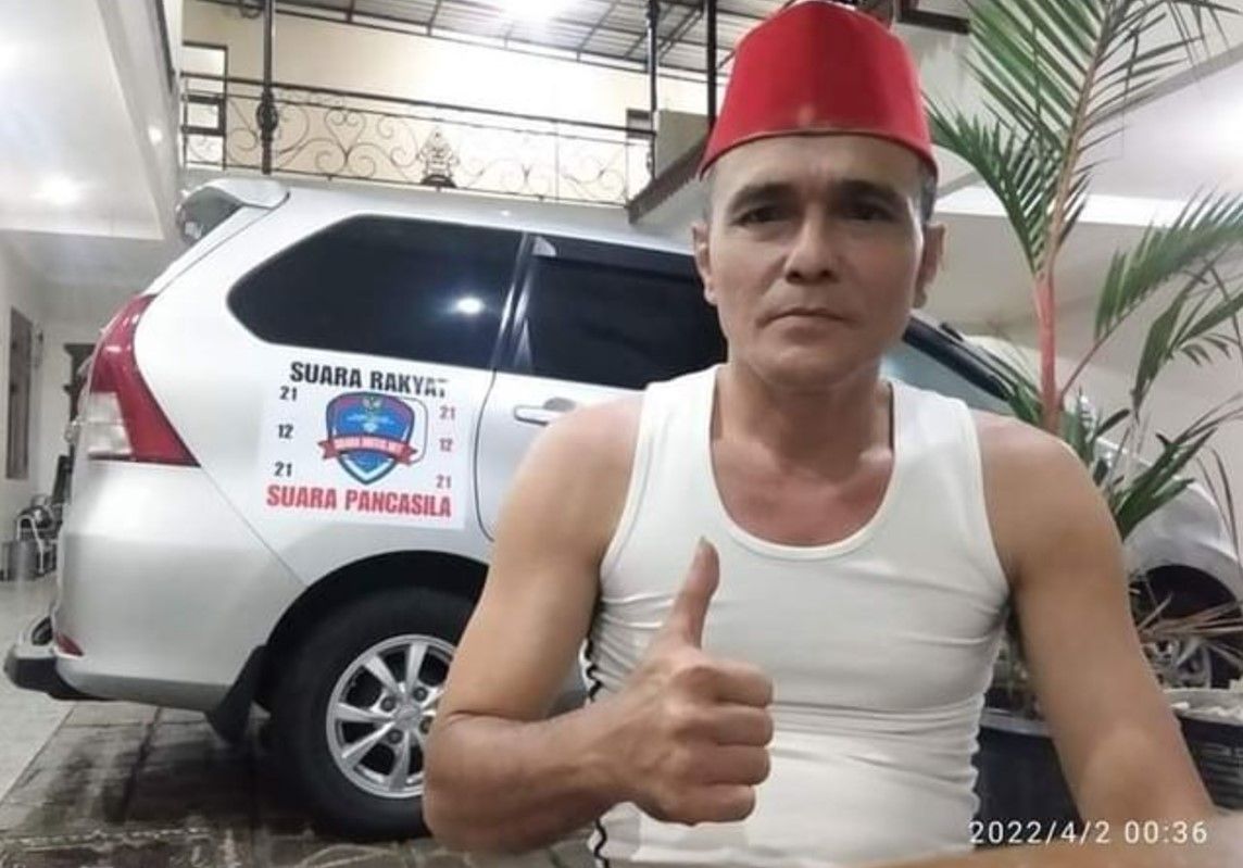 Pria peci merah Oscar Dany Susanto janji ngesot ke Madura jika Indonesia kalahkan Arab Saudi/foto: IG Oscar Dany Susanto.