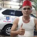 Pria peci merah Oscar Dany Susanto janji ngesot ke Madura jika Indonesia kalahkan Arab Saudi/foto: IG Oscar Dany Susanto.