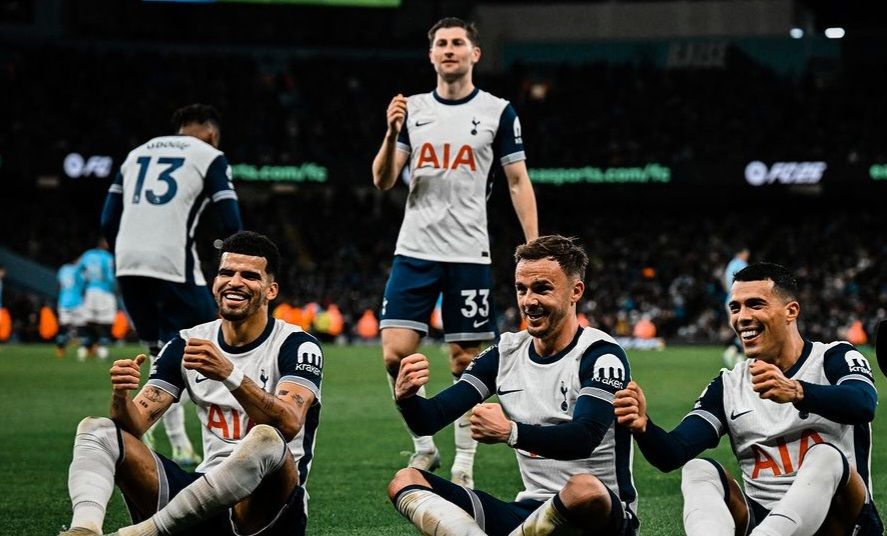 Para pemain Tottenham Hotspur merayakan kemenangan atas Manchester City dalam laga lanjutan Liga Inggris di Etihad, 23 November 2024 (@spursofficial)