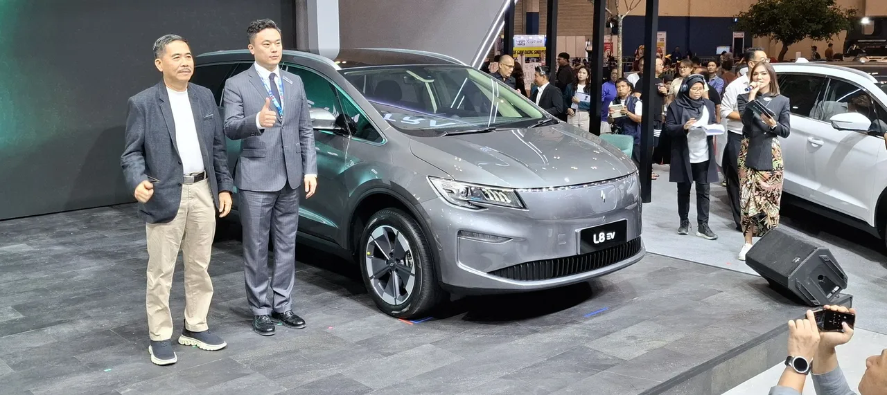 Tampil Perdana di Indonesia Aletra Resmi Luncurkan L8 EV