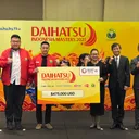 Foto bersama manajemen Daihatsu, PBSI, dan para atlit bulu tangkis Indonesia di pembukaan turnamen bukutangkis Daihatsu Indonesia Masters 2025 di Jakarta pada 26 November 2024 (1).jpg - 