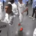 Mbappe Bellingham.jpg - Sebuah potongan video yang sikap Jude Bellingham ke Kylian Mbappe di lorong Stadion Anfield tengah jadi pergunjingan di dunia maya (tangkapan layar)