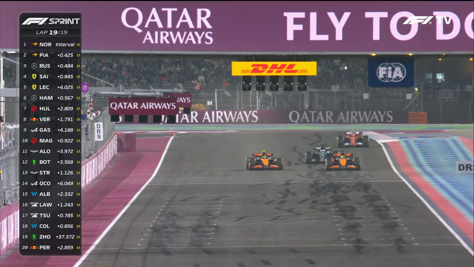 Lando Norris memberikan posisinya ke Oscar Piastri jelang garis finish saat sprint race F1 GP Qatar di Sirkuit Losail, 30 November 2024 (Foto: Beinsports)