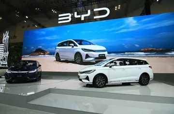 BYD M6 Dinobatkan sebagai Car of The Year 2024