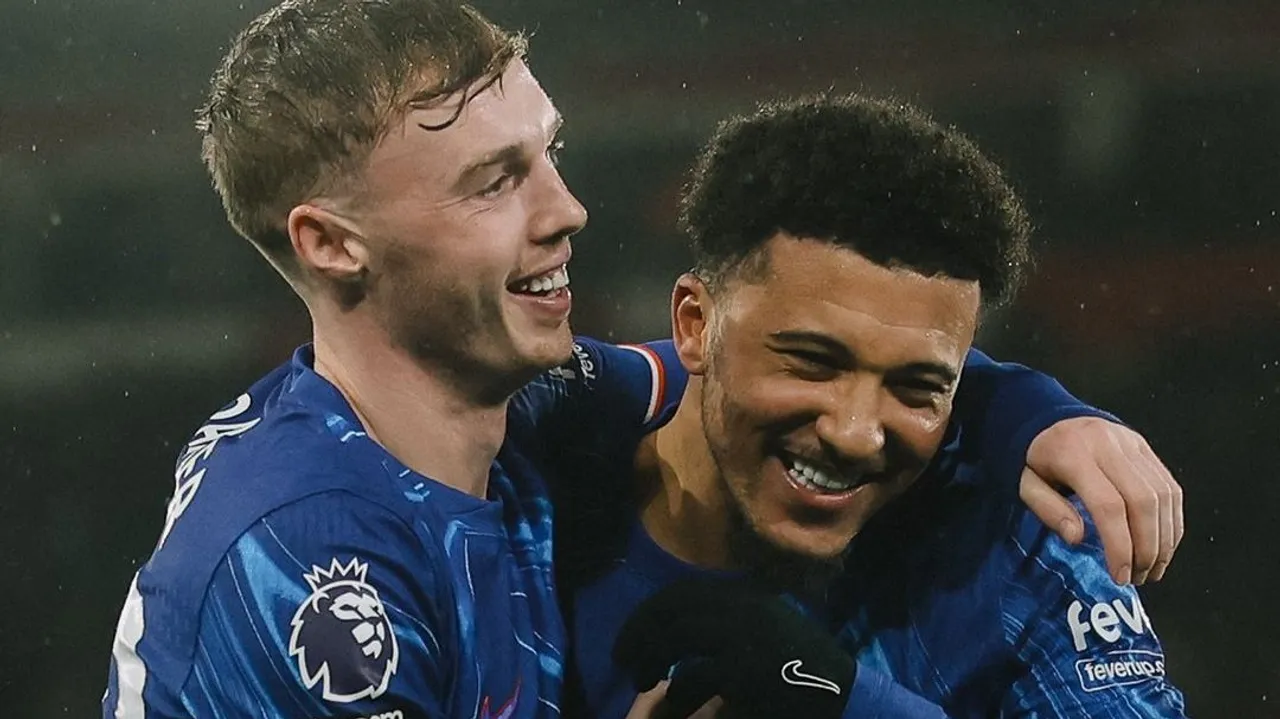 Cole Palmer daan Jadon Sancho (Foto: x.com/ChelseaFC)