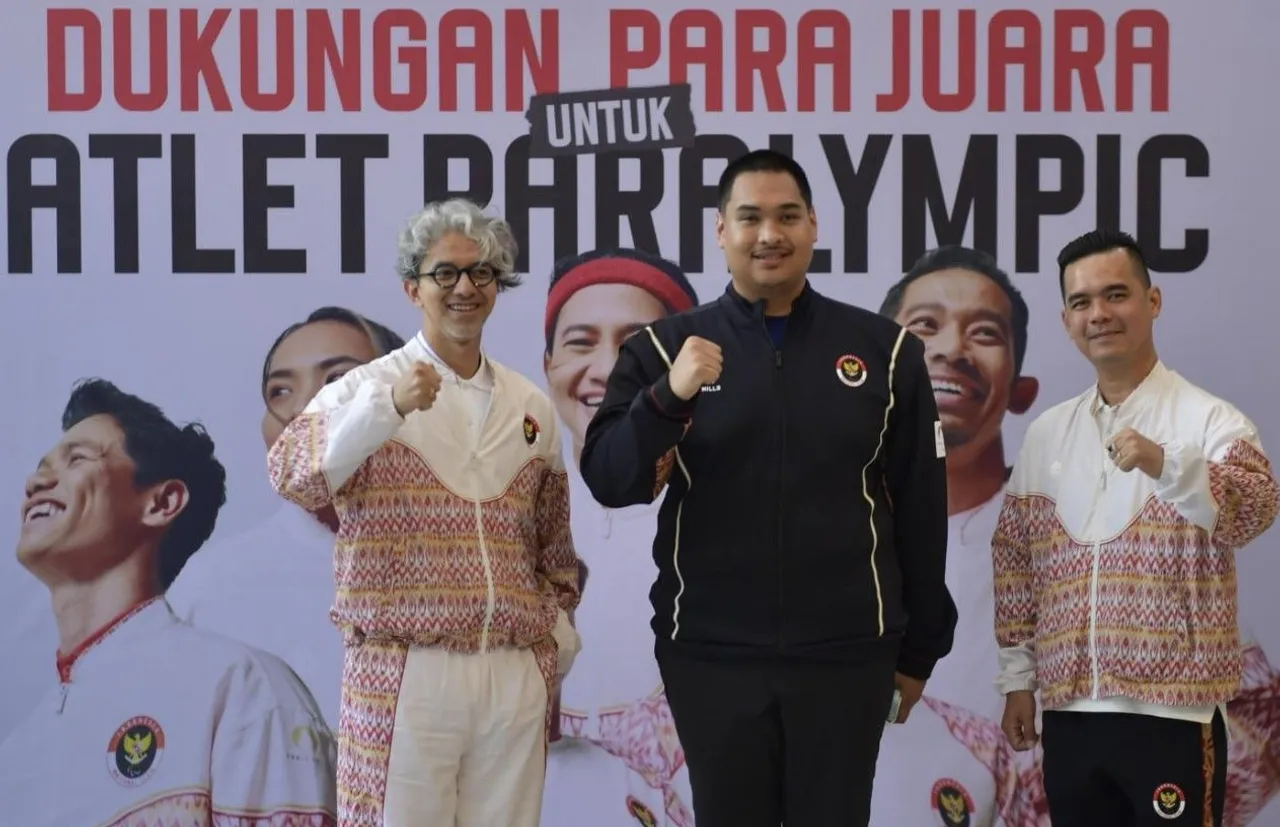 Menpora RI Dito Ariotedjo apresiasi desainer Didiet Maulana yang mendesain kostum Kontingen Indonesia di Paralimpiade 2024/foto: Kemenpora RI.