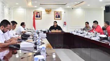 Menpora RI Dito Ariotedjo bersama Ketum PBSI Fadil Imran membicarakan soal pembangunan sport center bulutangkis/foto: Kemenpora RI.