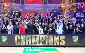 Menpora RI serahkan trofi ke Pelita Jaya Jakarta usai juara IBL 2024/foto: Kemenpora RI.