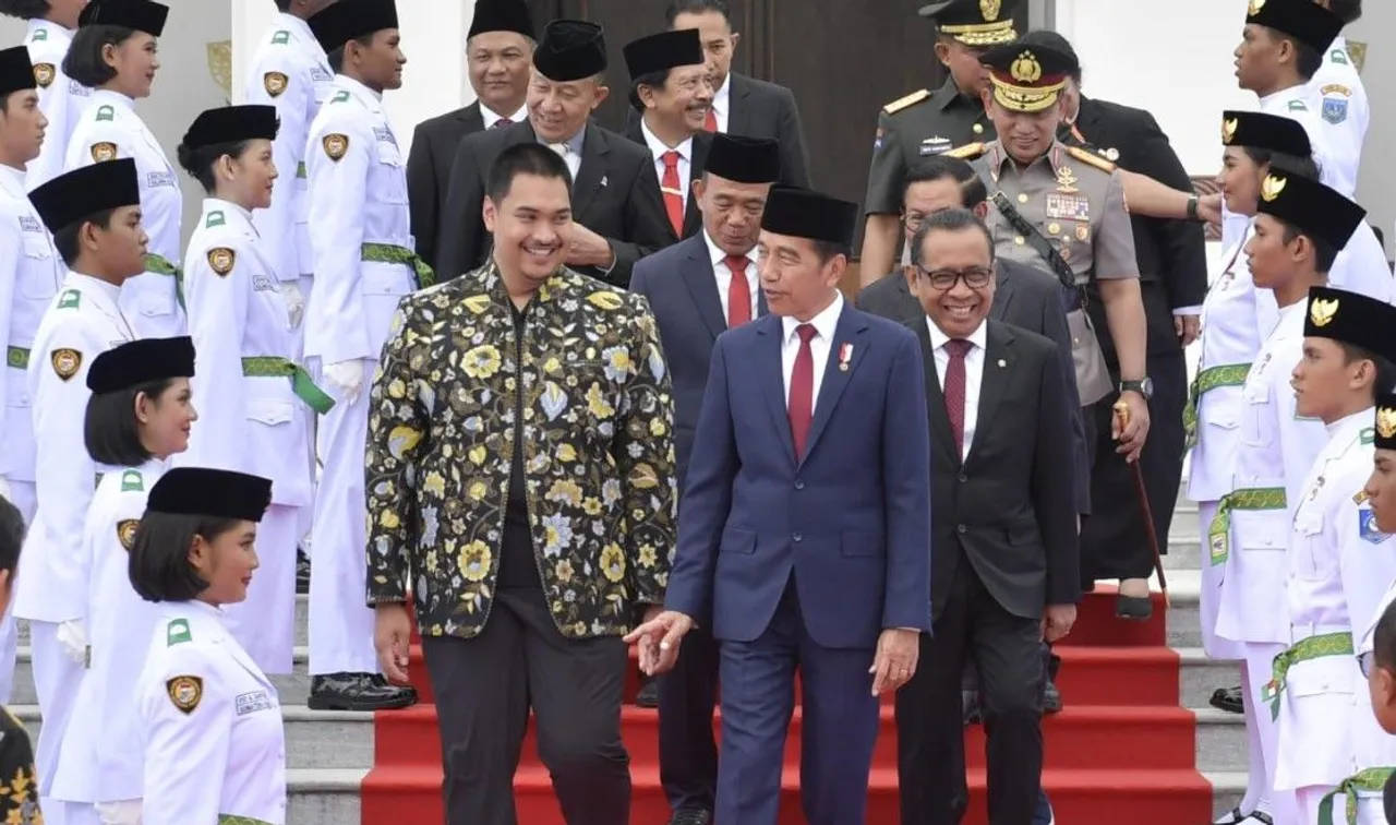 Menpora RI Dito Ariotedjo mendampingin Presiden Joko Widodo kukuhkan anggota Paskibraka di IKN/foto: Kemenpora RI.