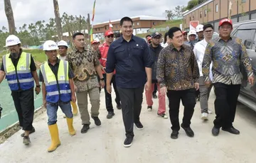 Menpora RI Dito Ariotedjo dan Ketua Umum PSSI Erick Thohir tinjau Training Center Timnas Indonesia di IKN/foto: Kemenpora RI.