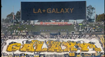 Penonton yang membentangkan spanduk besar saat laga final MLS Cup 2024 antara LA Galaxy vs New York Red Bull (@LAGalaxy)