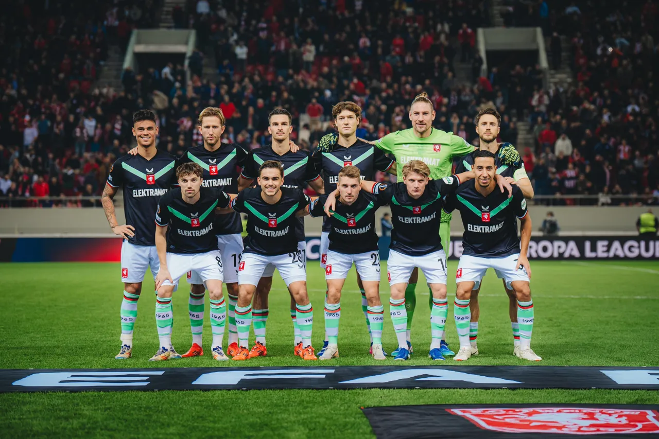 Mees Hilgers bersama skuad FC Twente (Foto: x.com/fctwente)