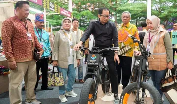 Wakil Menteri Perindustrian Faisol Riza menyempatkan diri menaiki kendaraan listrik karya anak bangsa (DOK.KEMENPERIN)