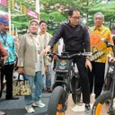 Wakil Menteri Perindustrian Faisol Riza menyempatkan diri menaiki kendaraan listrik karya anak bangsa (DOK.KEMENPERIN) - Wakil Menteri Perindustrian Faisol Riza menyempatkan diri menaiki kendaraan listrik karya anak bangsa (DOK.KEMENPERIN)