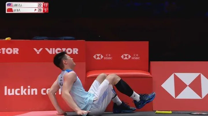 Lee Jii Zia mengalami cedera saat berhadapan dengan Li Shi Feng pada har terakhir penyisihan BWF World Tour Finals 2024, 13 Desember (Youtube BWF).